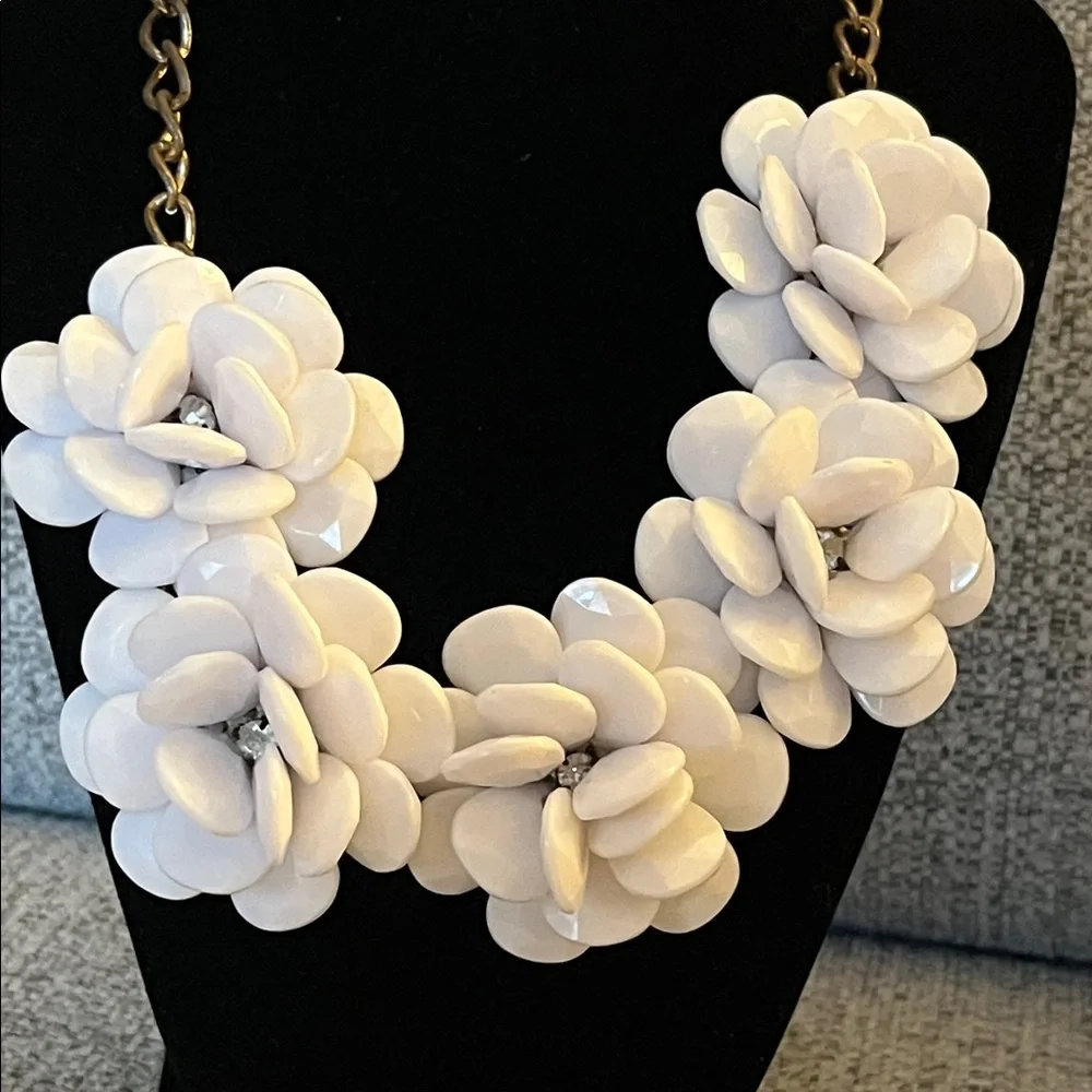 Vintage‎ Resin White Floral Necklace with Center Rhinestones